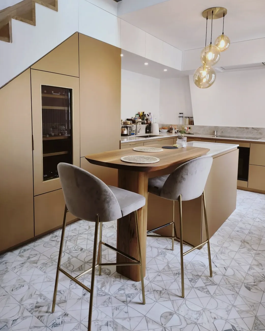 découvrez nos conseils pratiques pour repeindre les portes de votre cuisine et donner un coup de neuf à votre intérieur facilement et à moindre coût.