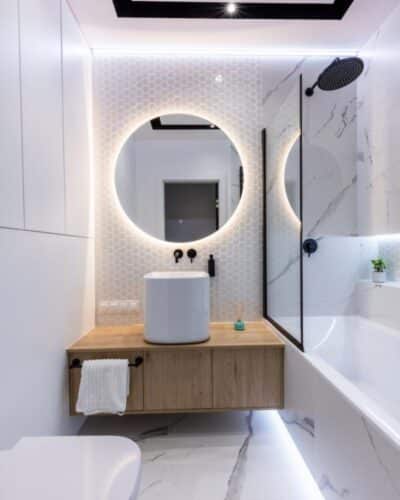 découvrez nos astuces et idées pratiques pour aménager une salle de bain petite, optimisez chaque centimètre avec style et fonctionnalité.