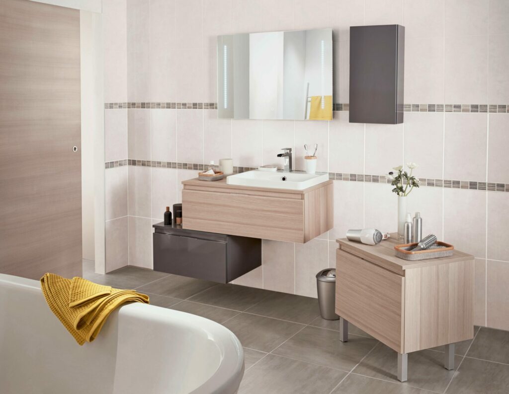 découvrez des idées et astuces pour aménager une salle de bain dans un sous-sol sans fenêtre, en optimisant la lumière et l'espace pour un confort optimal.