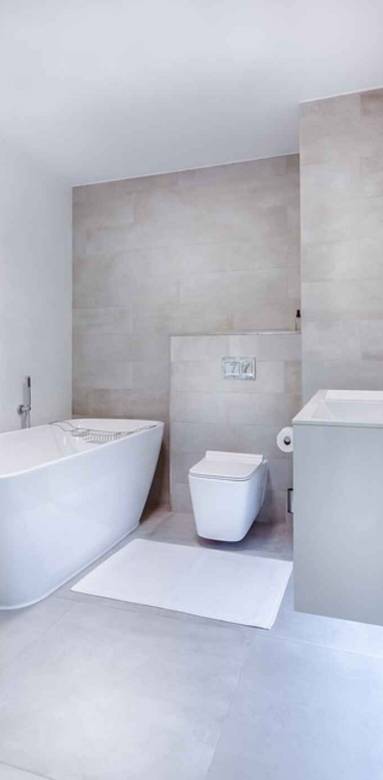 découvrez des idées et astuces pour aménager une salle de bain dans un sous-sol sans fenêtre, en optimisant la luminosité et la ventilation pour un espace agréable et fonctionnel.