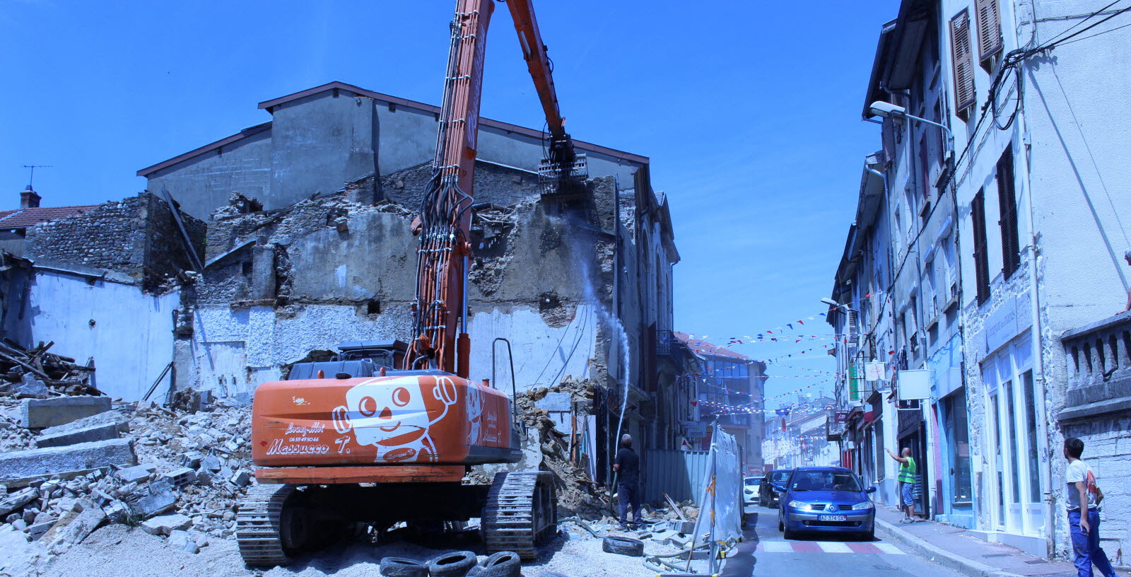 découvrez le temps nécessaire pour réaliser une démolition, les étapes clés, et les facteurs qui influencent la durée des travaux de démolition.