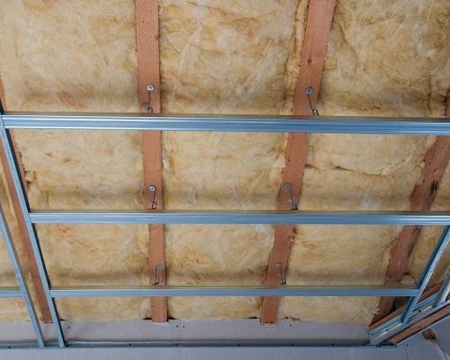 découvrez combien de temps il faut pour réaliser la pose d'un faux plafond, les étapes clés, et nos conseils pour un résultat optimal.