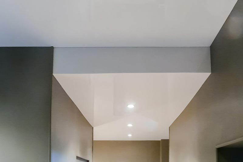 découvrez combien de temps il faut pour poser un faux plafond, les étapes clés du chantier et des conseils pratiques pour une installation réussie.