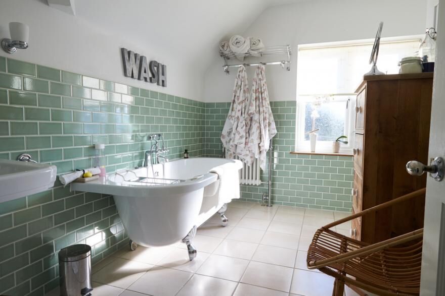 découvrez combien de temps il faut prévoir pour rénover une salle de bain efficacement, de la planification aux finitions, pour un résultat réussi.