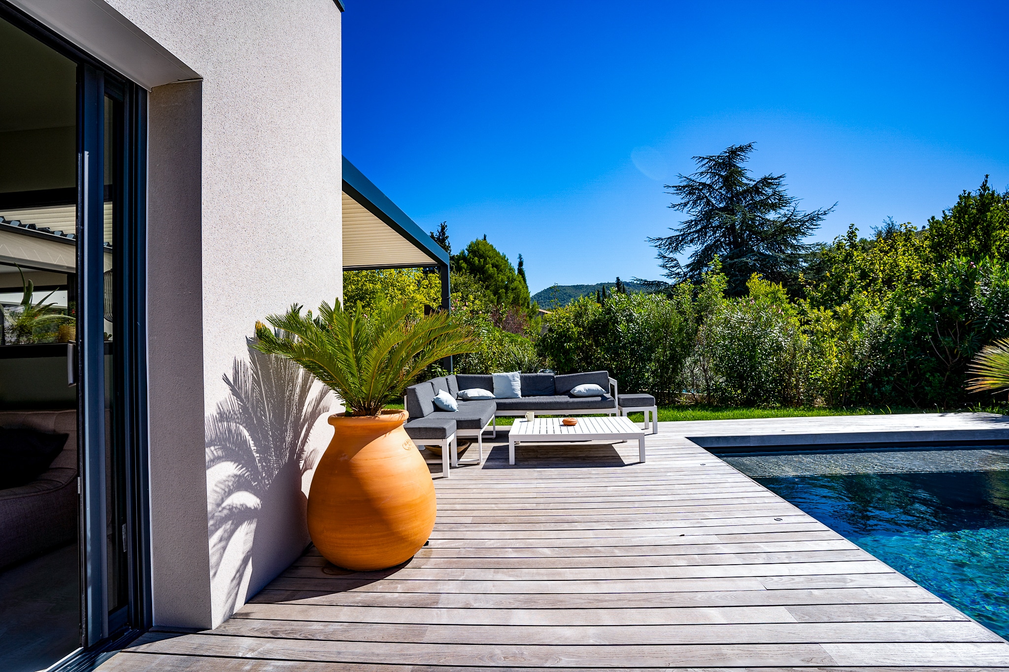 découvrez une terrasse en bois d’exception dans le val d’oise, alliant qualité, esthétique et durabilité pour sublimer votre espace extérieur.