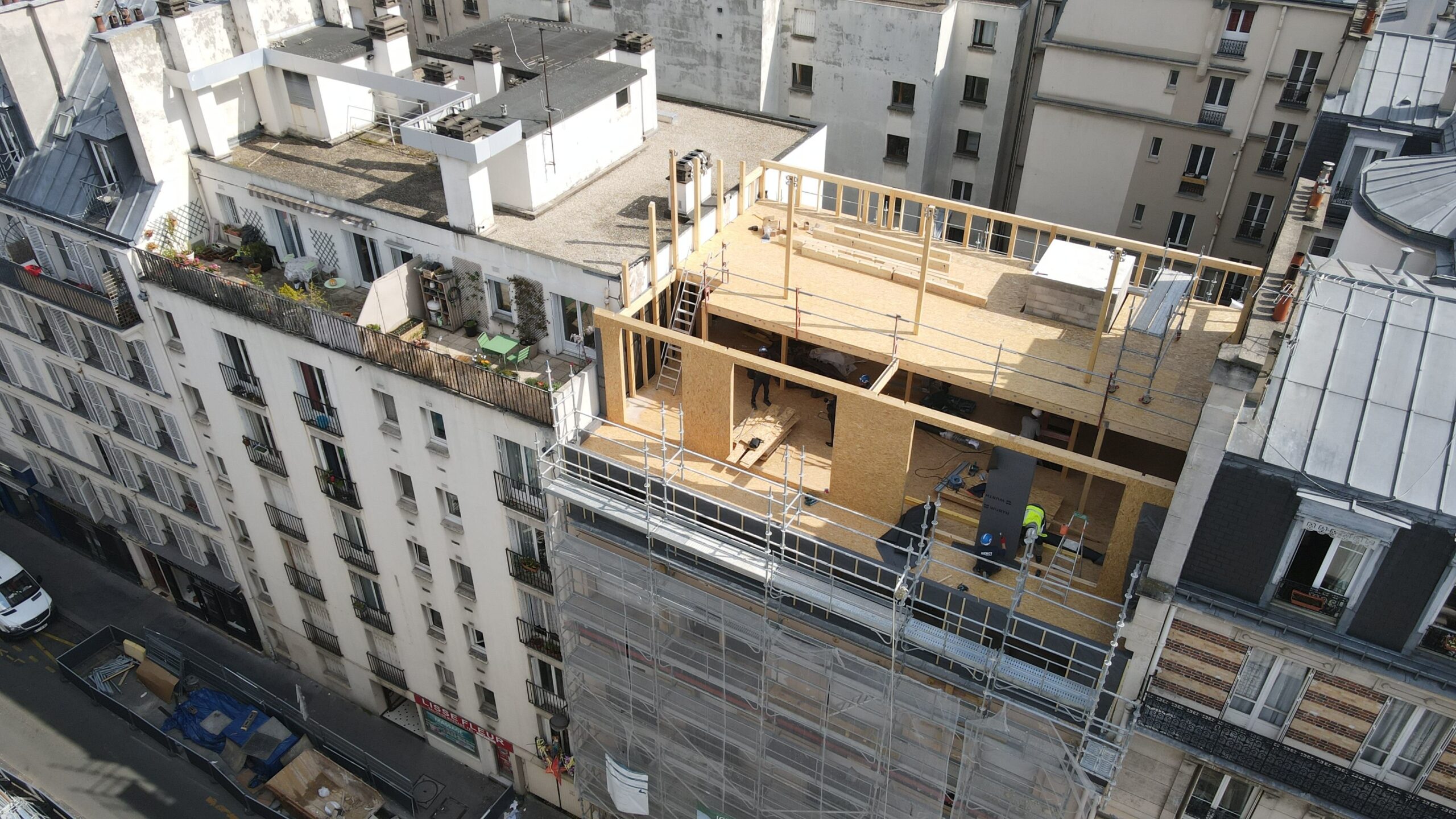 spécialistes des travaux de toiture après surélévation dans le 20e arrondissement de paris, nous assurons rénovation, étanchéité et isolation pour votre habitat.