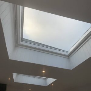 découvrez comment les fenêtres de toit velux apportent une lumière naturelle abondante au cœur de votre maison, transformant vos espaces sous-pente en lieux lumineux et agréables.